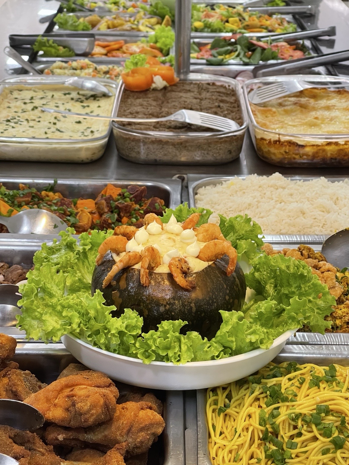 Foto original do buffet com camarão na moranga