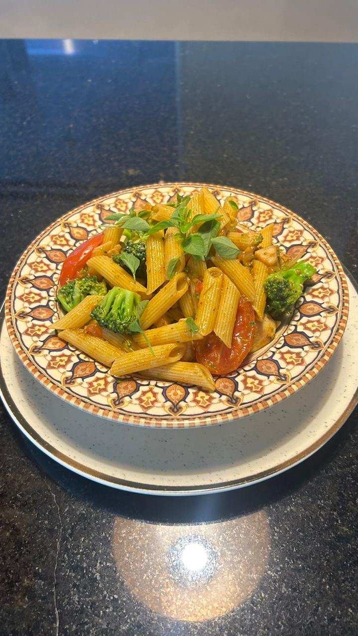 Foto original de massa com legumes servida no hotel