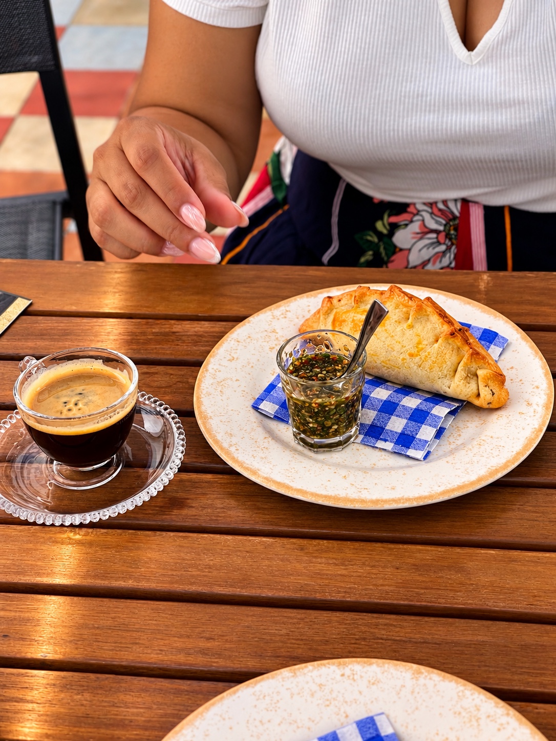 Depois: foto tratada de salgado e café na mesa